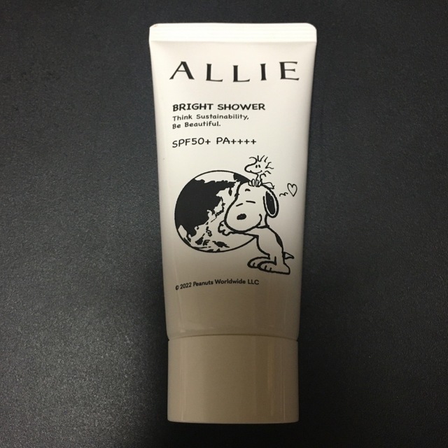 ALLIE(アリィー)の未使用品　アリィー　クロノビューティ　SNOOPY 限定パッケージ　60g コスメ/美容のボディケア(日焼け止め/サンオイル)の商品写真