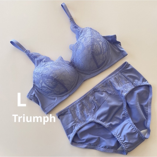 Triumph(トリンプ)のトリンプ  Lサイズ　ブルー　プランジブラ＆ショーツセット レディースの下着/アンダーウェア(ブラ&ショーツセット)の商品写真