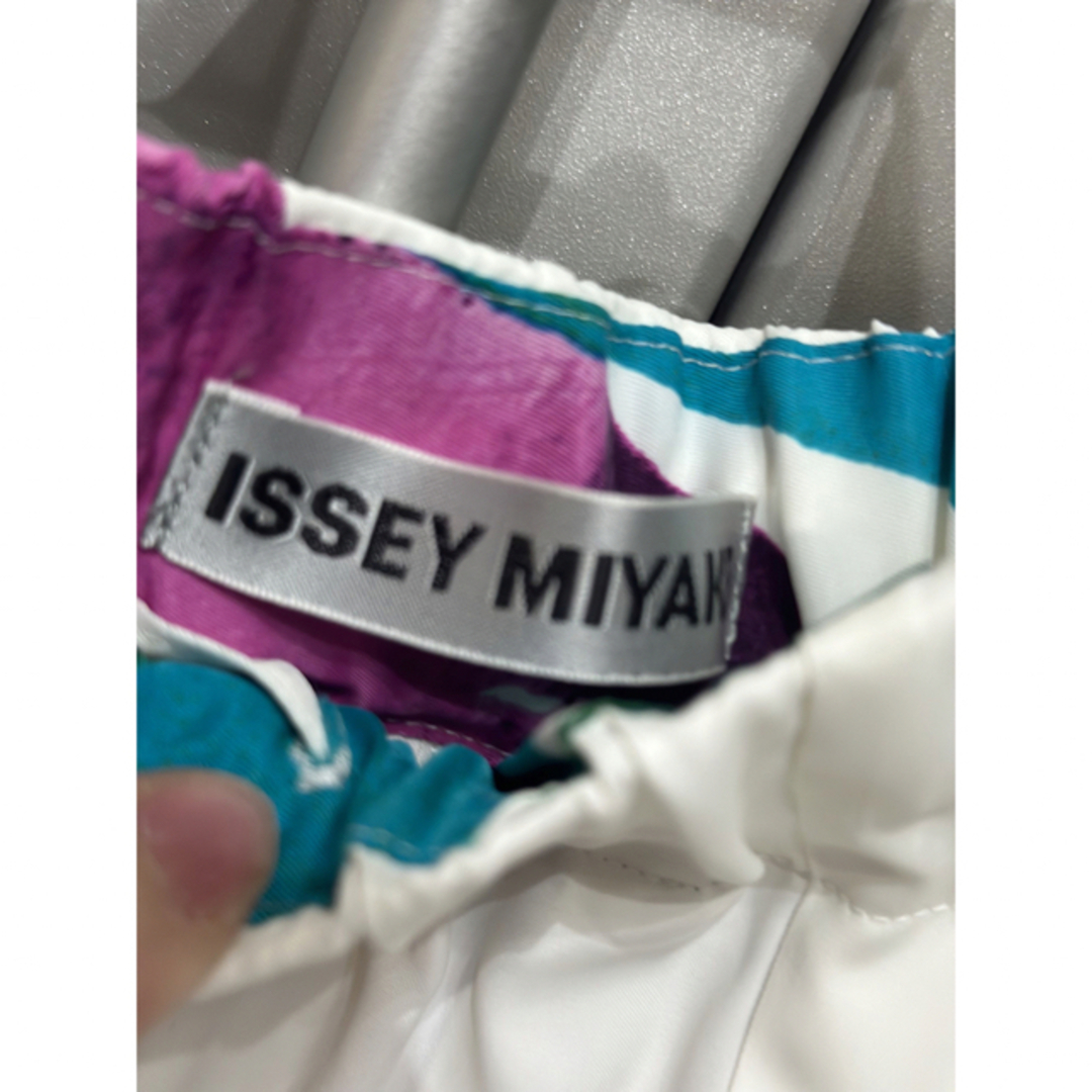 ISSEY MIYAKE(イッセイミヤケ)のイッセイミヤケ　コレクションワイドパンツ未使用品（1059） レディースのパンツ(その他)の商品写真