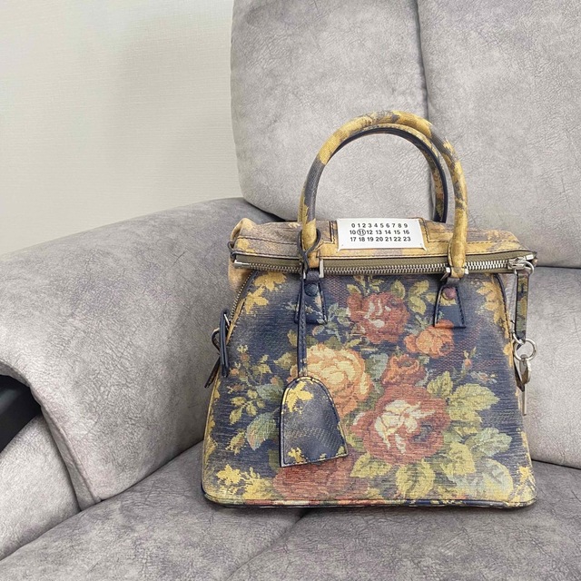 Maison Martin Margiela(マルタンマルジェラ)のラスト１【新品】メゾン マルジェラ 5AC 花柄 タペストリー スモール バッグ レディースのバッグ(ハンドバッグ)の商品写真