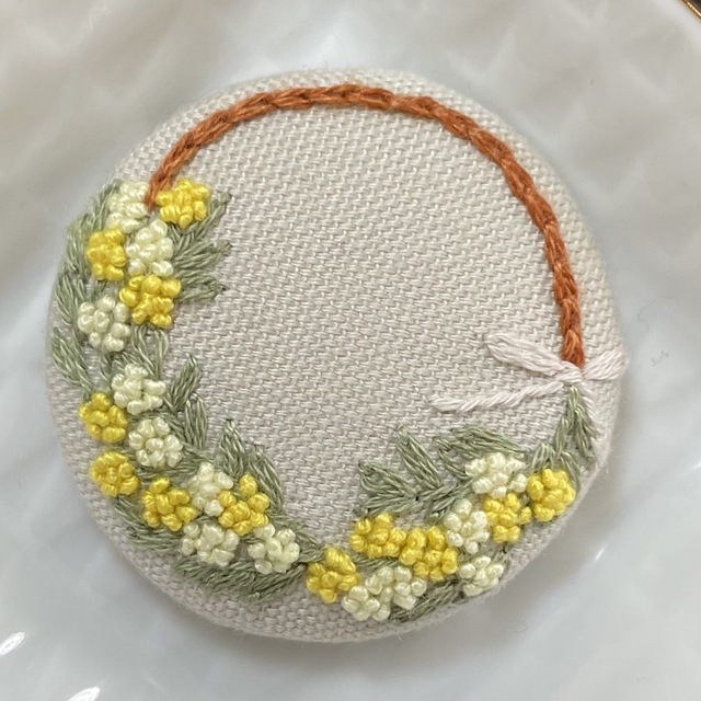 特別割】刺繍ブローチorヘアゴム✳︎ミモザのリースブーケの通販 by