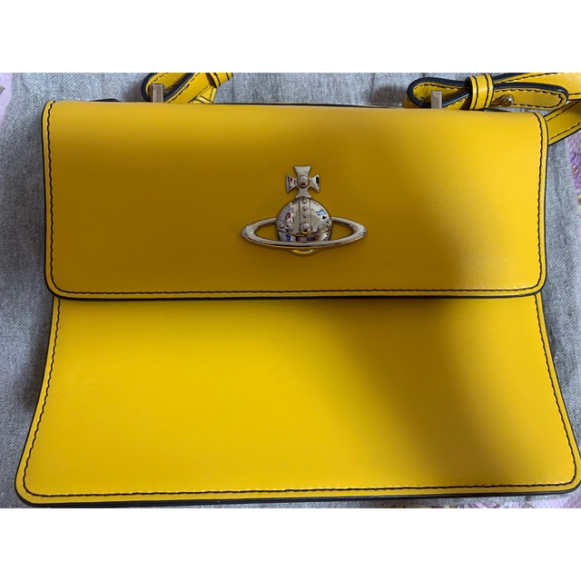 Vivienne Westwood(ヴィヴィアンウエストウッド)のvivienne westwood マチルダ　イエロー レディースのバッグ(ショルダーバッグ)の商品写真