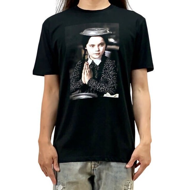 新品 アダムスファミリー ウェンズデー ゴスロリ 少女 ヒロイン 合掌 Tシャツ メンズのトップス(Tシャツ/カットソー(半袖/袖なし))の商品写真