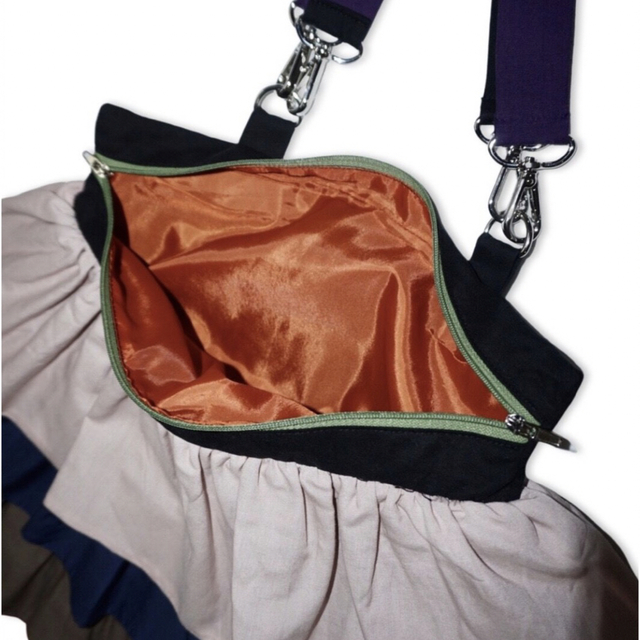 𝐁𝐋𝐀𝐂𝐊 𝐛𝐲 𝐑𝐑𝐑 𝟐𝟎𝟐𝟐 𝐚/𝐰 リバーシブルフリルバッグ レディースのバッグ(ショルダーバッグ)の商品写真