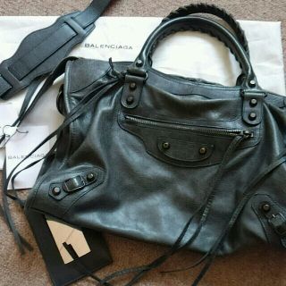BALENCIAGA(バッグ ・ グリーン・カーキ/緑色系)のフリマ BALENCIAGA(バッグ ・ グリーン・カーキ/緑色系)のフリマ