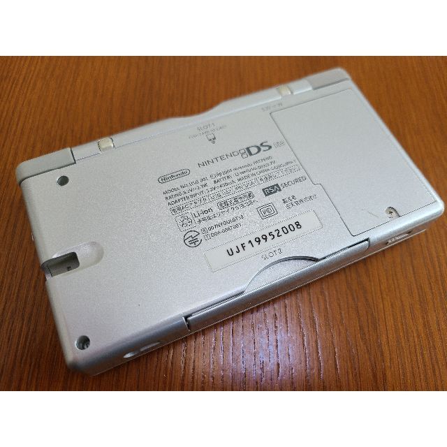 ニンテンドーDS(ニンテンドーDS)のNintendo DS Lite グロスシルバー【動作品・タッチペン無し】 エンタメ/ホビーのゲームソフト/ゲーム機本体(携帯用ゲーム機本体)の商品写真