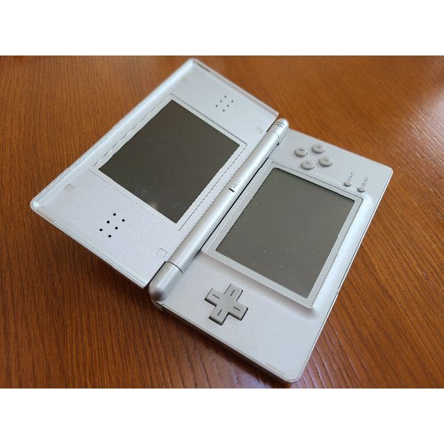 ニンテンドーDS(ニンテンドーDS)のNintendo DS Lite グロスシルバー【動作品・タッチペン無し】 エンタメ/ホビーのゲームソフト/ゲーム機本体(携帯用ゲーム機本体)の商品写真