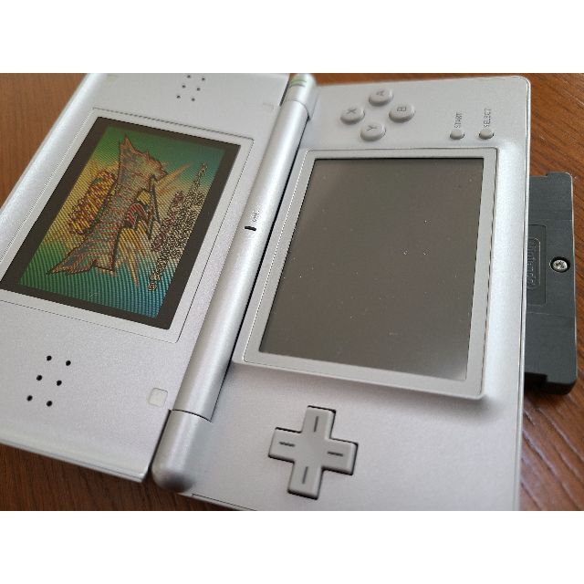 ニンテンドーDS(ニンテンドーDS)のNintendo DS Lite グロスシルバー【動作品・タッチペン無し】 エンタメ/ホビーのゲームソフト/ゲーム機本体(携帯用ゲーム機本体)の商品写真