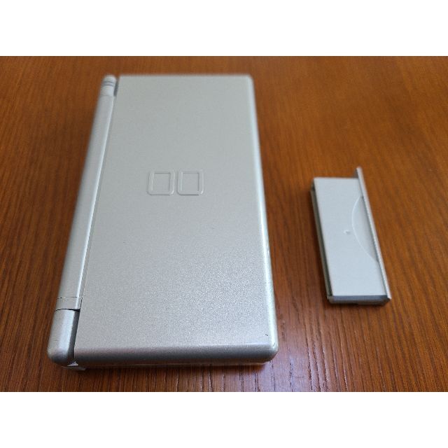 ニンテンドーDS(ニンテンドーDS)のNintendo DS Lite グロスシルバー【動作品・タッチペン無し】 エンタメ/ホビーのゲームソフト/ゲーム機本体(携帯用ゲーム機本体)の商品写真