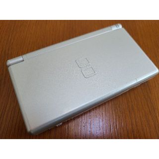 ニンテンドーDS(ニンテンドーDS)のNintendo DS Lite グロスシルバー【動作品・タッチペン無し】(携帯用ゲーム機本体)