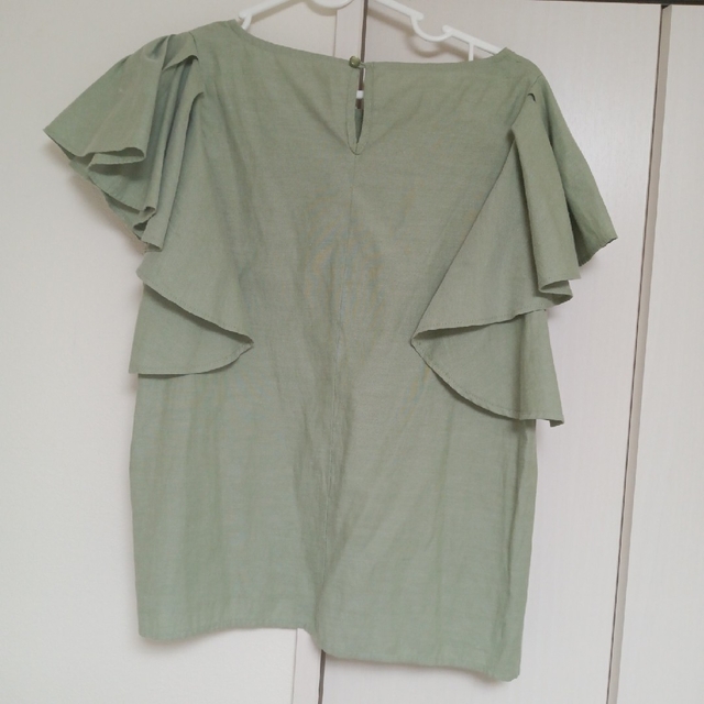 グリーン　フリルスリーブトップス レディースのトップス(シャツ/ブラウス(半袖/袖なし))の商品写真