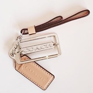 コーチ(COACH)の美品COACH【コーチ】バッグチャーム  ピンク×ベージュ革タグ&ロゴプレート(バッグチャーム)