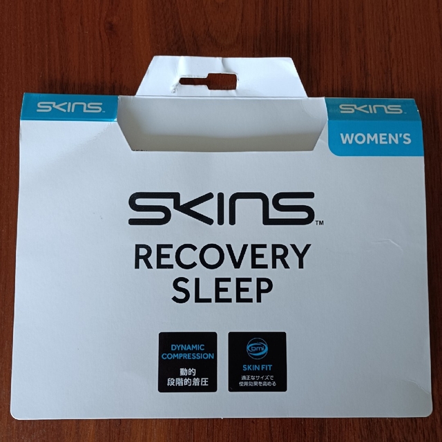 SKINS(スキンズ)の定価¥9,900 SKINS スキンズ レディース リカバリースリーブ Sサイズ スポーツ/アウトドアのトレーニング/エクササイズ(その他)の商品写真