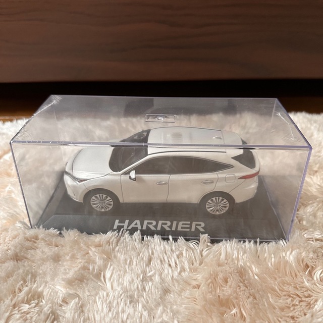 ハリアー80系ミニカー　1/30スケール　ホワイト | フリマアプリ ラクマ