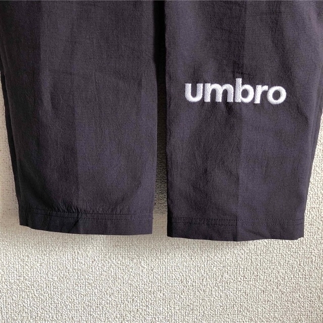 UMBRO(アンブロ)のアンブロ FDDジャケット 白 黒 グラフィッククロス ジャージ 上下セット スポーツ/アウトドアのトレーニング/エクササイズ(トレーニング用品)の商品写真