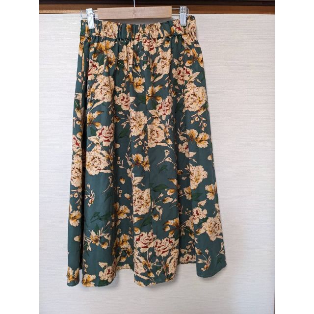 ViS(ヴィス)のミモレ丈 スカート　花柄　グリーン レディースのスカート(その他)の商品写真