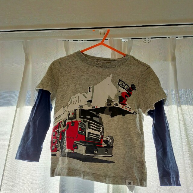 GAP(ギャップ)のGAP 消防車ロンT キッズ/ベビー/マタニティのキッズ服男の子用(90cm~)(Tシャツ/カットソー)の商品写真