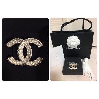 シャネル(CHANEL)のシャネル 新作 ブローチ パールブローチ (ブローチ/コサージュ)