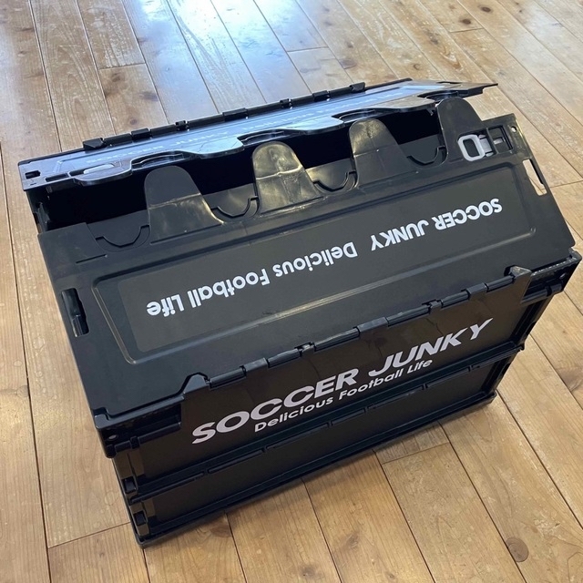 【値下げ中】未使用品✨Soccer Junky 宝箱+3 コンテナ(ブラック) インテリア/住まい/日用品の収納家具(ケース/ボックス)の商品写真