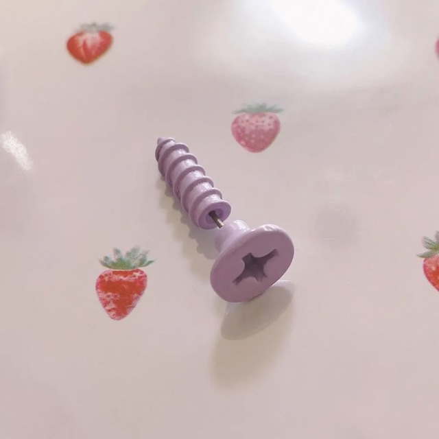 claire's(クレアーズ)の♥パープルねじピアス♥ レディースのアクセサリー(ピアス)の商品写真