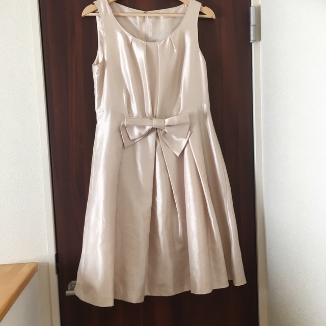シルク調艶感ワンピーススーツベージュリボン レディースのフォーマル/ドレス(ミディアムドレス)の商品写真