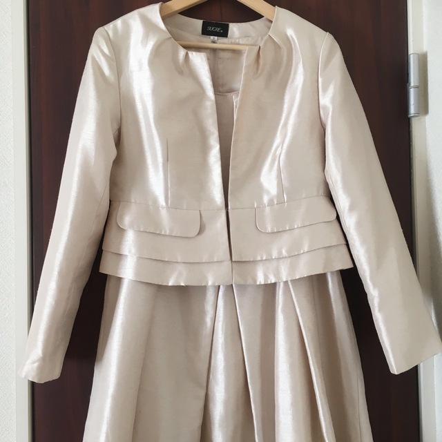 シルク調艶感ワンピーススーツベージュリボン レディースのフォーマル/ドレス(ミディアムドレス)の商品写真