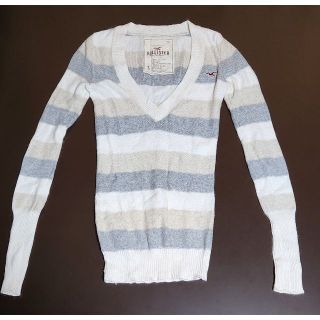 ホリスター(Hollister)の【美品】Hollister　Vネック　セーター　白灰　サイズ：S（日本M） 縞(ニット/セーター)