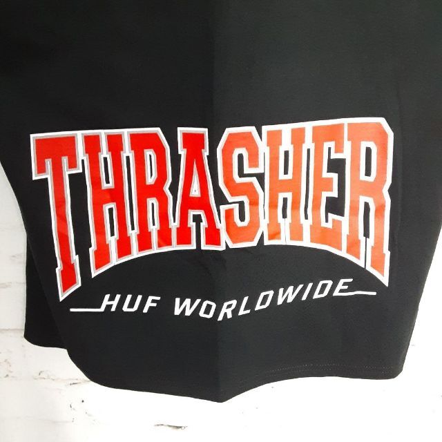 HUF(ハフ)の新品!!海外限定!! HUF THRASHER コラボ ブラック Tシャツ 半袖 メンズのトップス(Tシャツ/カットソー(半袖/袖なし))の商品写真