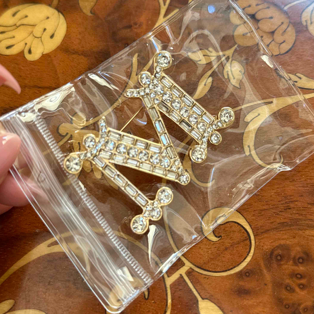 イニシャル 新品 Mブローチ ています