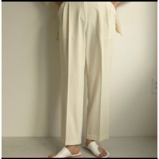 トゥデイフル(TODAYFUL)のtodayful tuck tapered trousers アイボリー(カジュアルパンツ)