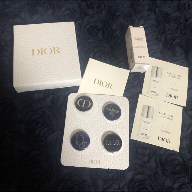 Dior(ディオール)のディオール　ノベルティ　ピンバッジ　おまけ付き エンタメ/ホビーのコレクション(ノベルティグッズ)の商品写真