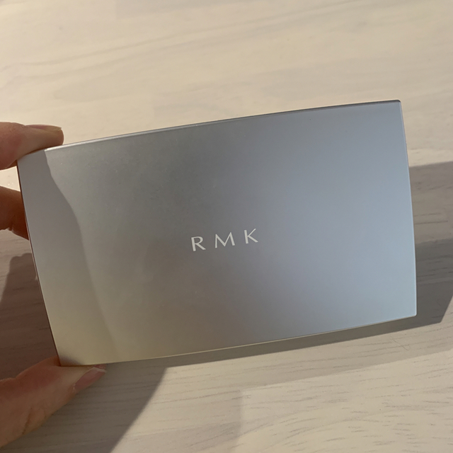 RMK(アールエムケー)の[ケースブラシ付き]RMK 3Dフィニッシュヌード　202 コスメ/美容のベースメイク/化粧品(ファンデーション)の商品写真