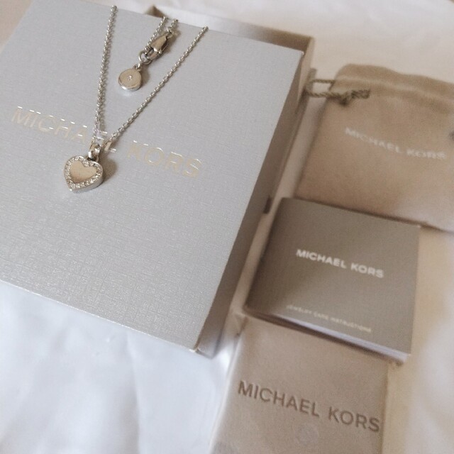 Michael Kors(マイケルコース)の♡MICHAEL KORS♡箱 保存袋付 ネックレス シルバー ハート ロゴ レディースのアクセサリー(ネックレス)の商品写真