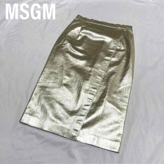 エムエスジイエム(MSGM)の【新品】MSGM 膝丈スカート　膝下丈　ゴールド　フェイクレザー(ひざ丈スカート)