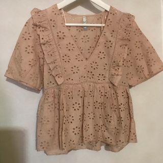 ザラ(ZARA)のZARA・ブラウス・カットワーク刺繍・ペールオレンジ（ベージュ・肌色）美品(シャツ/ブラウス(半袖/袖なし))