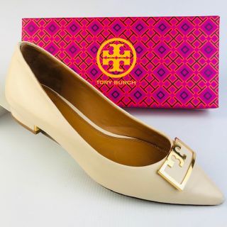 トリーバーチ(Tory Burch)の良品★トリーバーチ★レザー アイコンメタルプレート付パンプス (7M)(ハイヒール/パンプス)