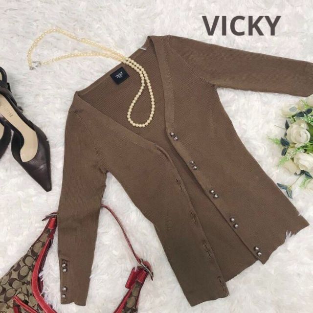 VICKY(ビッキー)のVICKY 上半身をタイトにまとめてスッキリおしゃれに。ブラウンカーディガン　M レディースのトップス(カーディガン)の商品写真