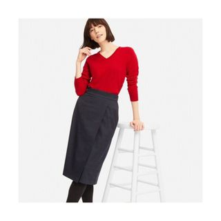 ユニクロ(UNIQLO)のタイトスカート　ユニクロ　紺色(ひざ丈スカート)