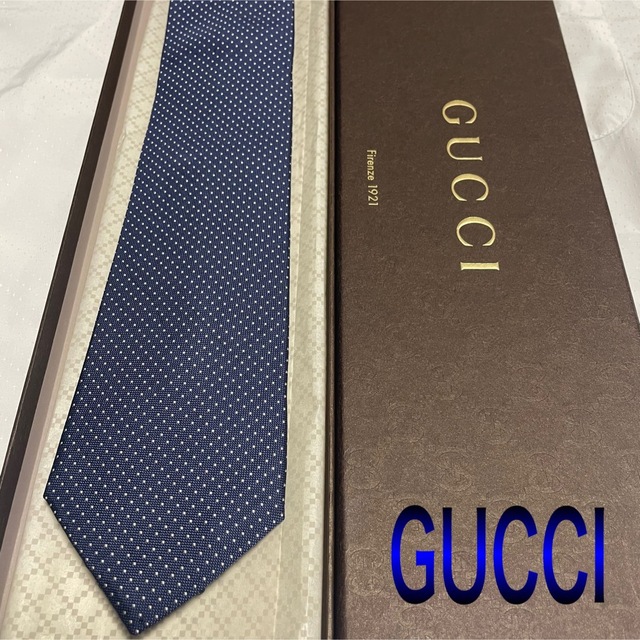 Gucci(グッチ)のグッチ　ネクタイ【未使用に近い】GUCCI  ドット柄　ネイビー系　やや厚手 メンズのファッション小物(ネクタイ)の商品写真