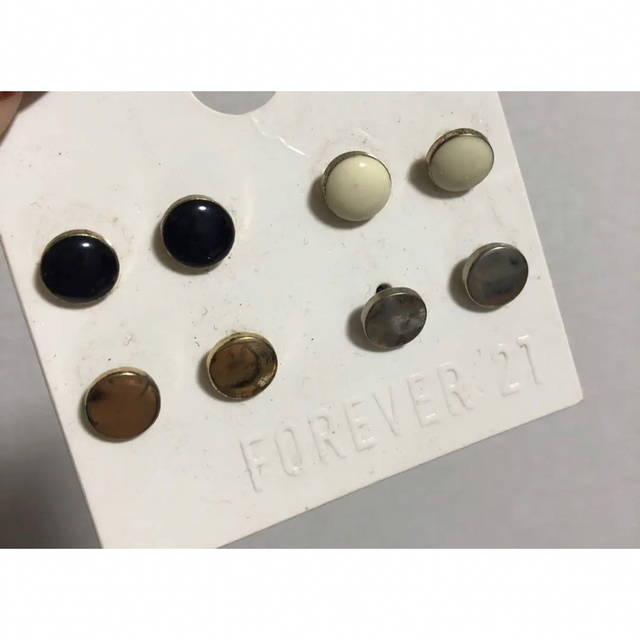 FOREVER 21(フォーエバートゥエンティーワン)の新品 Forever21 ボタン風パーツ　ピアス 8点セット レディースのアクセサリー(ピアス)の商品写真