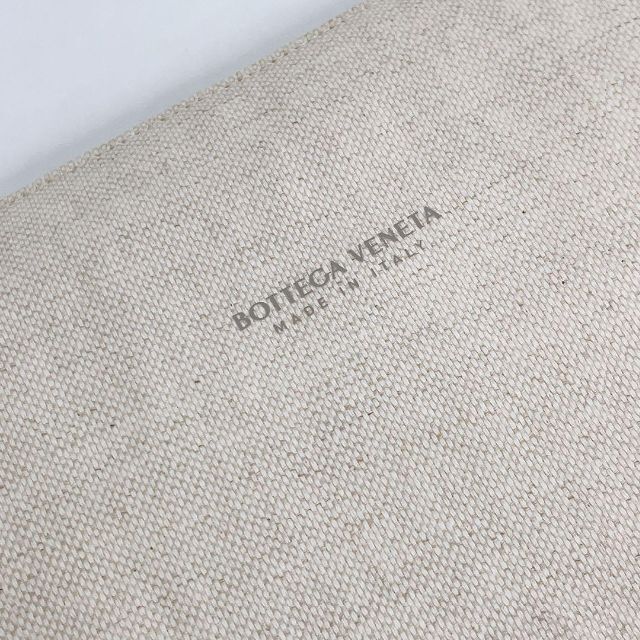 Bottega Veneta(ボッテガヴェネタ)の【新品未使用】BOTTEGA VENETA クラッチバッグ　ポーチ　大　ゴールド レディースのバッグ(クラッチバッグ)の商品写真