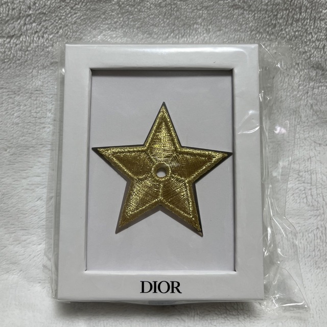Dior(ディオール)のDIOR　ディオール　ピンバッジ　スター　2022限定ノベルティ非売品 レディースのアクセサリー(ブローチ/コサージュ)の商品写真