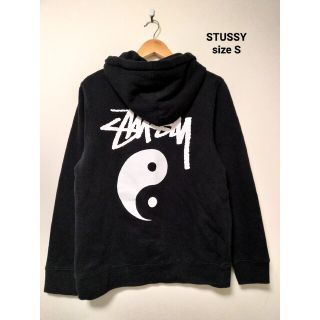 ステューシー(STUSSY)のUSA製 STUSSY ステューシー パーカー 勾玉 バックプリント(パーカー)