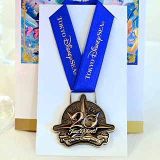 ディズニー(Disney)の東京ディズニーシー20周年：タイムトゥシャイン　ボトルワイン　スーベニアメダル(キャラクターグッズ)