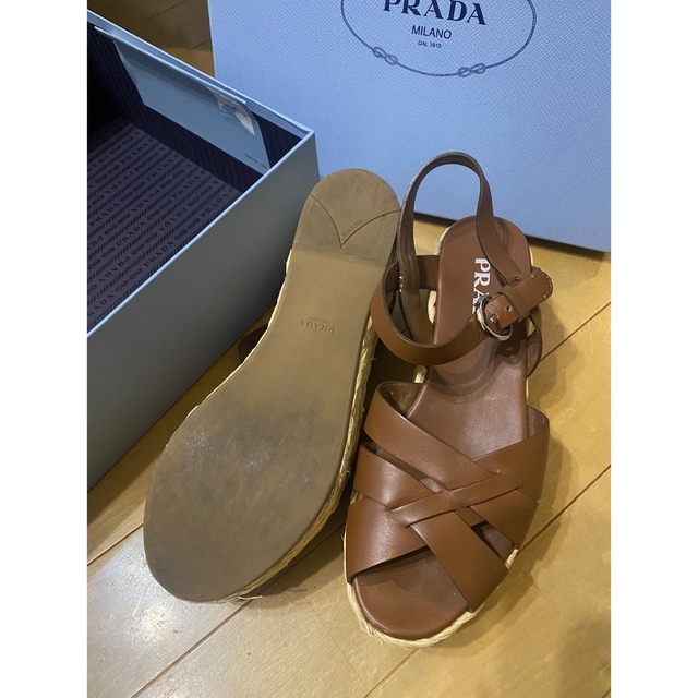 PRADA★メタルアイコンロゴ カットオフリボン ウェッジソールサンダル(36)