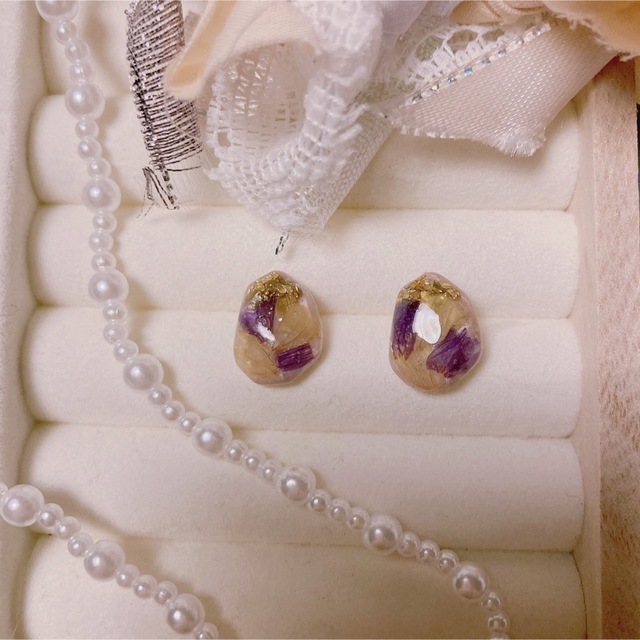 ♡ 紫と白のスターチス×金箔♡樹脂ピアスの通販 by STRONG MOMMY