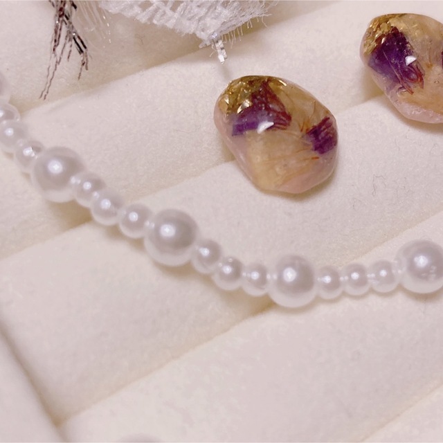 ♡ 紫と白のスターチス×金箔♡樹脂ピアスの通販 by STRONG MOMMY