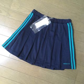 アディダス(adidas)の★新品★adidas 紺×グリーン３本ラインプリーツスコート(ウェア)