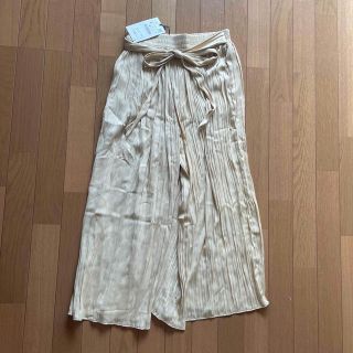 ザラ(ZARA)のZARA プリーツ　パンツ　ベージュ(カジュアルパンツ)