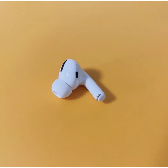 AirPods Pro第一世代　右耳のみ　エアーポッズプロ　Apple正規品 スマホ/家電/カメラのオーディオ機器(ヘッドフォン/イヤフォン)の商品写真